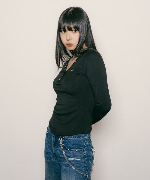 Subciety(サブサエティ)の「Button V-NECK tee【WOMEN】(Tシャツ/カットソー・レディース・ホワイト/ブラック・FREE)」の3枚目の写真