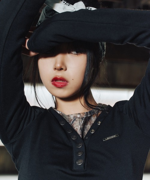 Subciety(サブサエティ)の「Button V-NECK tee【WOMEN】(Tシャツ/カットソー・レディース・ホワイト/ブラック・FREE)」の5枚目の写真