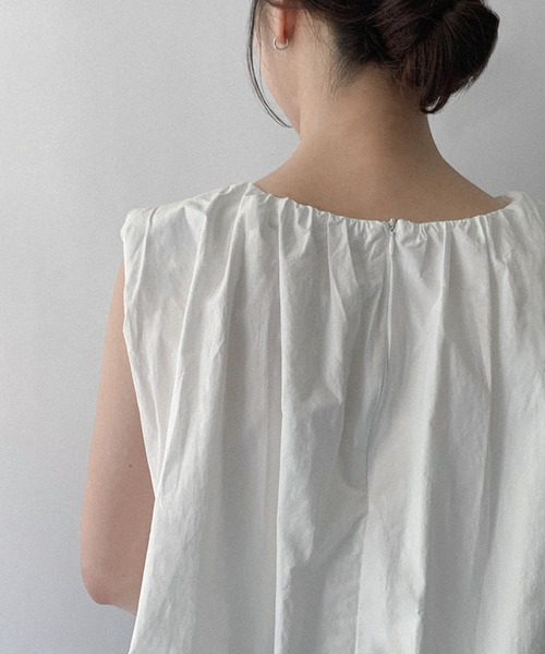 on:nue（オンニュ）の「【on:nue】ギャザーネックボリュームクロップドブラウス（シャツ/ブラウス・レディース・ホワイト/ブラック・FREE）」の18枚目の写真