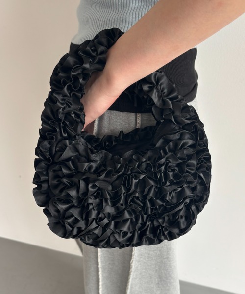 FUULLY STUDIO(フーリィーステューディオ)の「サテンフリルミニBAG(ハンドバッグ・レディース・アイボリー/ブラック/レッド・FREE)」の1枚目の写真