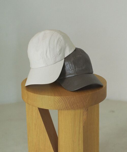Green　Parks（グリーンパークス）の「everywalk.ヴィンテージレザーロゴキャップ（キャップ・レディース・ブラウン/アイボリー・FREE）」の4枚目の写真