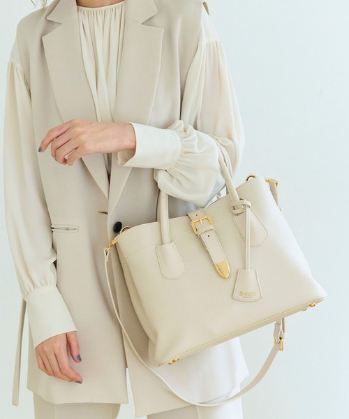 Breath TOPKAPI（ブレストプカピ）の「【Breath TOPKAPI】RIPPLE リプル バックル ショルダー付き B5 トートバッグ（トートバッグ・レディース・オフホワイト/ブラック/グレイッシュベージュ・FREE）」の2枚目の写真