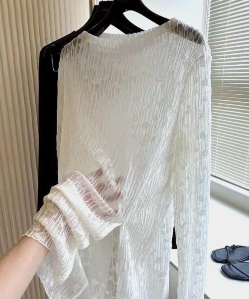 maison de LATIR（メゾンドラティール）の「旬な長袖シアートップス（Tシャツ/カットソー・レディース・ブラック/ホワイト・FREE）」の3枚目の写真