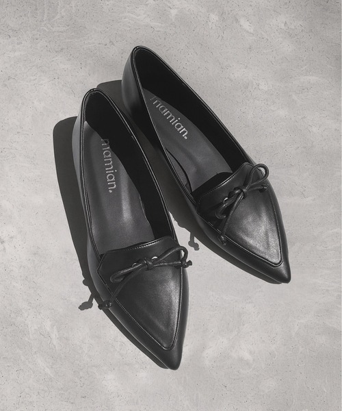 MAMIAN(マミアン)の「紐リボン フラット ローファー(ローファー・レディース・ブラック/ダークブラウン・23.0cm/24.5cm/23.5cm/22.5cm/24.0cm/25.0cm)」の1枚目の写真