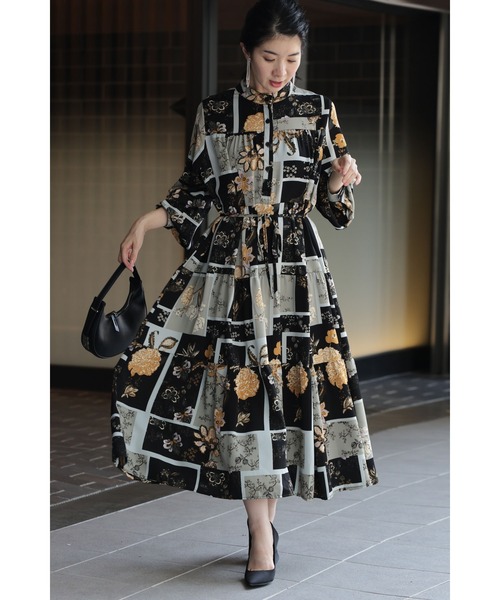 cawaii(カワイイ)の「ヴィンテージスカーフ柄ティアードミディアムワンピース(紐ベルト付き)(ワンピース・レディース・ブラック・FREE)」の1枚目の写真