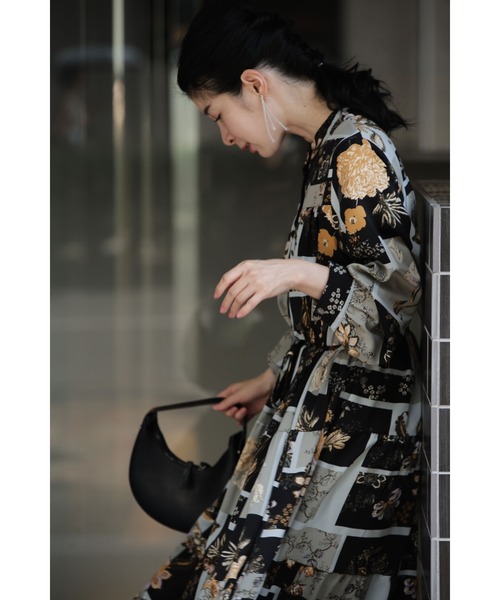 cawaii(カワイイ)の「ヴィンテージスカーフ柄ティアードミディアムワンピース(紐ベルト付き)(ワンピース・レディース・ブラック・FREE)」の3枚目の写真