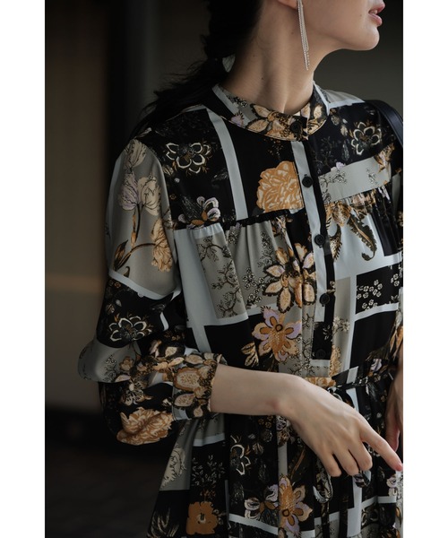 cawaii(カワイイ)の「ヴィンテージスカーフ柄ティアードミディアムワンピース(紐ベルト付き)(ワンピース・レディース・ブラック・FREE)」の5枚目の写真