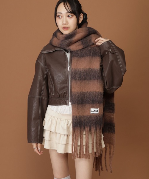 ALAND（エーランド）の「【UNISEX】ALAND／ボーダーマフラー（マフラー・レディース・ブルー/ブラウン・FREE）」の3枚目の写真