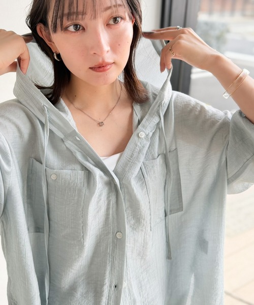 classicalelf(クラシカルエルフ)の「【接触冷感機能付き】紫外線や冷房対策にも♪風をまとって、軽やかに。ダブルポケット付きフードシアーシャツ(シャツ/ブラウス・レディース・ベージュ/オフホワイト/グリーン/ブラック・MEDIUM/LARGE/X-LARGE/SMALL)」の11枚目の写真