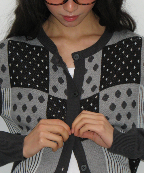 RONRON(ロンロン)の「DOT STRIPE MIX KNIT CARDIGAN DARK GREY(カーディガン/ボレロ・レディース・その他・FREE)」の2枚目の写真