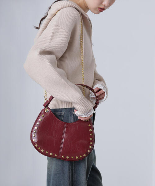 FREE'S MART（フリーズマート）の「◆スタッズ付きショルダーバッグ（ショルダーバッグ・レディース・レッド/ブラック・ﾌﾘ-）」の4枚目の写真
