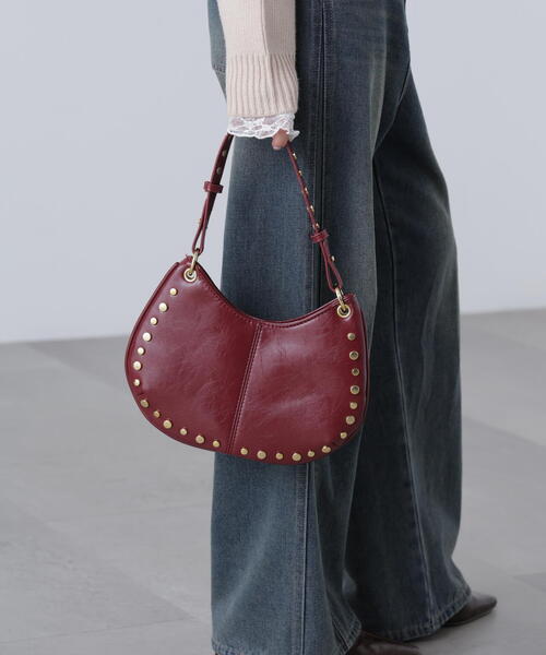 FREE'S MART（フリーズマート）の「◆スタッズ付きショルダーバッグ（ショルダーバッグ・レディース・レッド/ブラック・ﾌﾘ-）」の2枚目の写真