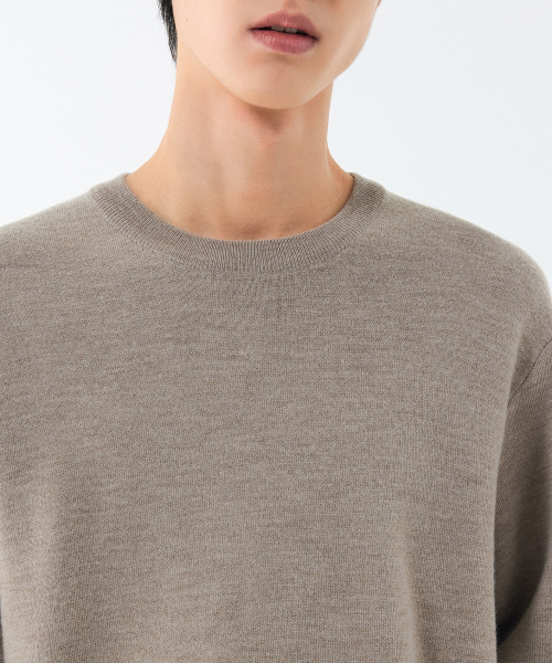 MUSINSA STANDARD(ムシンサスタンダード)の「ミニマルクルーネックニット【ヘッダーベージュ】(ニット/セーター・メンズ・その他・LARGE/X-LARGE/XX-LARGE/SMALL/MEDIUM)」の4枚目の写真