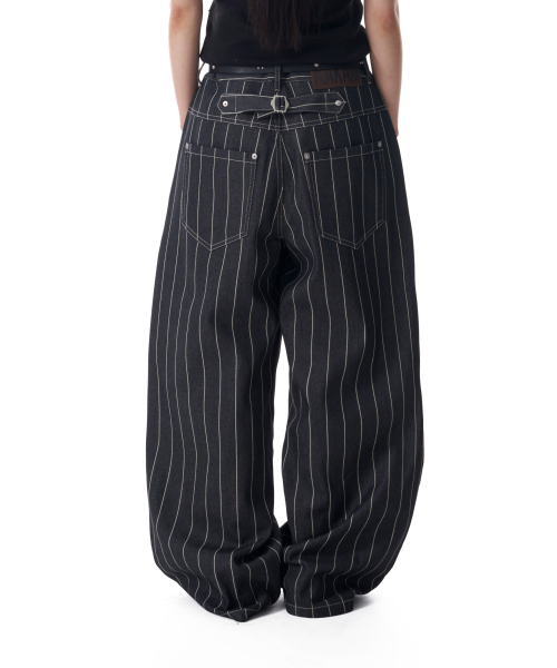 AAKAM(アーカム)の「Striped Cinch Back Denim Pants (Black)(デニムパンツ・レディース・その他・1/2)」の2枚目の写真