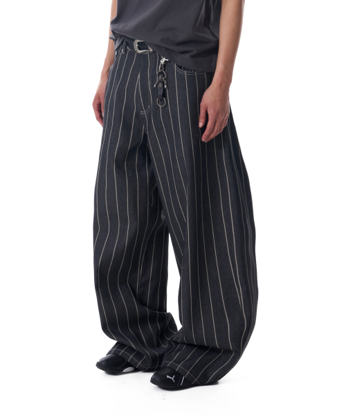 AAKAM(アーカム)の「Striped Cinch Back Denim Pants (Black)(デニムパンツ・レディース・その他・1/2)」の3枚目の写真