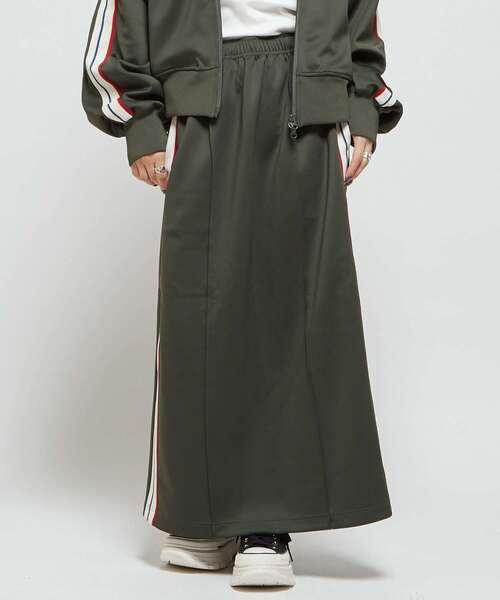 CONVERSE TOKYO(コンバーストウキョウ)の「SIDE LINE TRACK SKIRT(スカート・レディース・オリーブ/チャコールグレー/ブラック/ライトグレー・FREE)」の4枚目の写真
