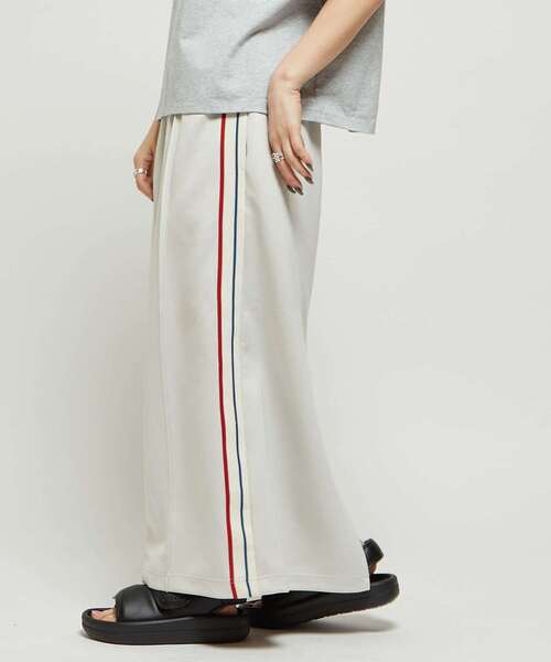 CONVERSE TOKYO(コンバーストウキョウ)の「SIDE LINE TRACK SKIRT(スカート・レディース・オリーブ/チャコールグレー/ブラック/ライトグレー・FREE)」の3枚目の写真