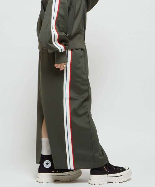 CONVERSE TOKYO(コンバーストウキョウ)の「SIDE LINE TRACK SKIRT(スカート・レディース・オリーブ/チャコールグレー/ブラック/ライトグレー・FREE)」の6枚目の写真