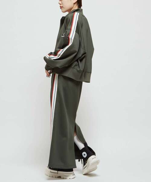 CONVERSE TOKYO(コンバーストウキョウ)の「SIDE LINE TRACK SKIRT(スカート・レディース・オリーブ/チャコールグレー/ブラック/ライトグレー・FREE)」の7枚目の写真