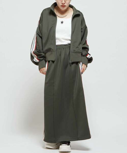 CONVERSE TOKYO(コンバーストウキョウ)の「SIDE LINE TRACK SKIRT(スカート・レディース・オリーブ/チャコールグレー/ブラック/ライトグレー・FREE)」の8枚目の写真