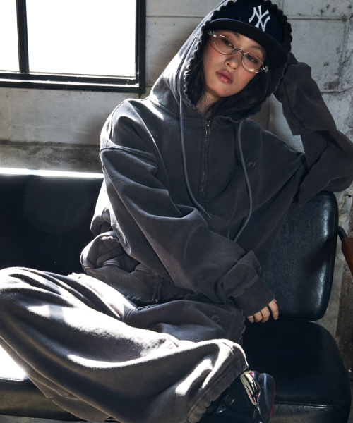 CONY（コール アウト ニューイヤー）の「WASHED RUFFLE HOODIE ZIP-UP / CHARCOAL（パーカー・レディース・その他・OS）」の5枚目の写真