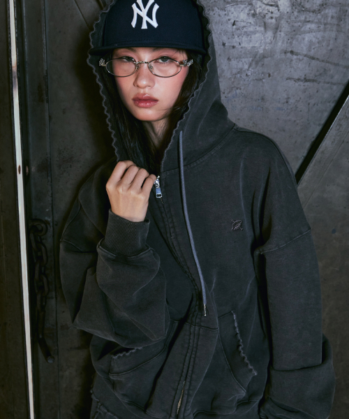 CONY（コール アウト ニューイヤー）の「WASHED RUFFLE HOODIE ZIP-UP / CHARCOAL（パーカー・レディース・その他・OS）」の2枚目の写真