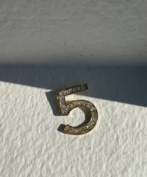 LOUNGEDRESS（ラウンジドレス）の「【GALENA/ガレナ】ナンバーブローチ（リング・レディース・ゴールド・FREE）」の3枚目の写真