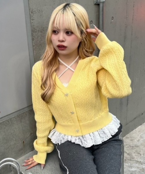 continuer de NICE CLAUP（コンティニューデナイスクラップ）の「裾レースリボン釦カーディガン（カーディガン/ボレロ・レディース・ネイビー/イエロー/ピンク/オフホワイト/レッド/サックスブルー・FREE）」の4枚目の写真