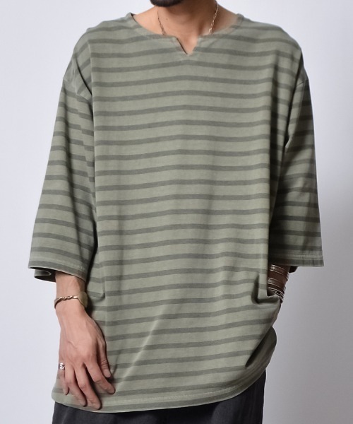 DOUBLE STEAL(ダブルスティール)の「DSピグメントオーバーダイボーダーキーネックTシャツ(Tシャツ/カットソー・メンズ・ブラック/オリーブ/ベージュ・LARGE/MEDIUM/SMALL)」の1枚目の写真