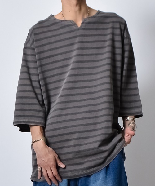 DOUBLE STEAL(ダブルスティール)の「DSピグメントオーバーダイボーダーキーネックTシャツ(Tシャツ/カットソー・メンズ・ブラック/オリーブ/ベージュ・LARGE/MEDIUM/SMALL)」の2枚目の写真