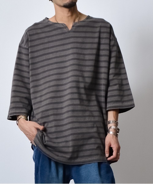 DOUBLE STEAL(ダブルスティール)の「DSピグメントオーバーダイボーダーキーネックTシャツ(Tシャツ/カットソー・メンズ・ブラック/オリーブ/ベージュ・LARGE/MEDIUM/SMALL)」の4枚目の写真