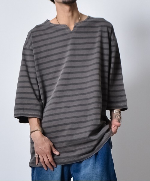 DOUBLE STEAL(ダブルスティール)の「DSピグメントオーバーダイボーダーキーネックTシャツ(Tシャツ/カットソー・メンズ・ブラック/オリーブ/ベージュ・LARGE/MEDIUM/SMALL)」の5枚目の写真