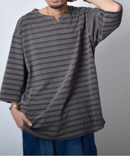 DOUBLE STEAL(ダブルスティール)の「DSピグメントオーバーダイボーダーキーネックTシャツ(Tシャツ/カットソー・メンズ・ブラック/オリーブ/ベージュ・LARGE/MEDIUM/SMALL)」の6枚目の写真