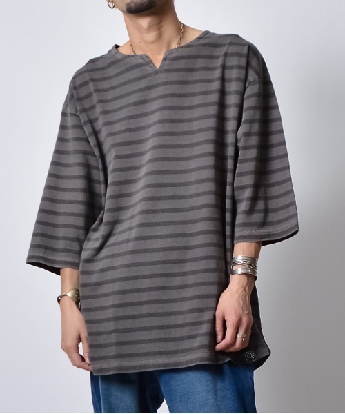 DOUBLE STEAL(ダブルスティール)の「DSピグメントオーバーダイボーダーキーネックTシャツ(Tシャツ/カットソー・メンズ・ブラック/オリーブ/ベージュ・LARGE/MEDIUM/SMALL)」の7枚目の写真