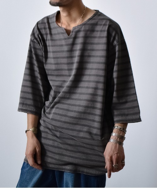 DOUBLE STEAL(ダブルスティール)の「DSピグメントオーバーダイボーダーキーネックTシャツ(Tシャツ/カットソー・メンズ・ブラック/オリーブ/ベージュ・LARGE/MEDIUM/SMALL)」の8枚目の写真