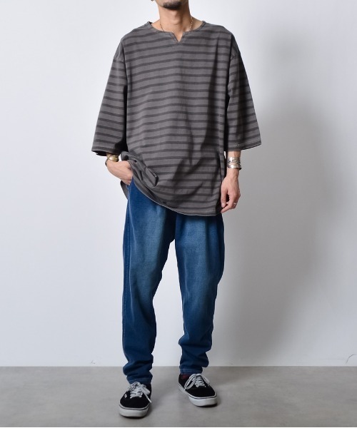 DOUBLE STEAL(ダブルスティール)の「DSピグメントオーバーダイボーダーキーネックTシャツ(Tシャツ/カットソー・メンズ・ブラック/オリーブ/ベージュ・LARGE/MEDIUM/SMALL)」の9枚目の写真