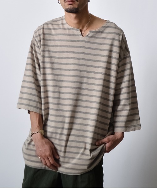 DOUBLE STEAL(ダブルスティール)の「DSピグメントオーバーダイボーダーキーネックTシャツ(Tシャツ/カットソー・メンズ・ブラック/オリーブ/ベージュ・LARGE/MEDIUM/SMALL)」の12枚目の写真