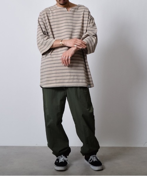 DOUBLE STEAL(ダブルスティール)の「DSピグメントオーバーダイボーダーキーネックTシャツ(Tシャツ/カットソー・メンズ・ブラック/オリーブ/ベージュ・LARGE/MEDIUM/SMALL)」の15枚目の写真
