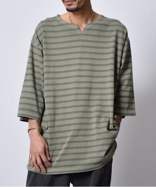 DOUBLE STEAL(ダブルスティール)の「DSピグメントオーバーダイボーダーキーネックTシャツ(Tシャツ/カットソー・メンズ・ブラック/オリーブ/ベージュ・LARGE/MEDIUM/SMALL)」の18枚目の写真