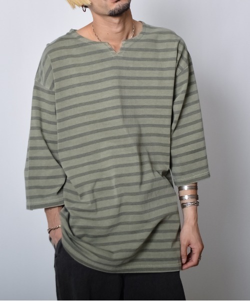 DOUBLE STEAL(ダブルスティール)の「DSピグメントオーバーダイボーダーキーネックTシャツ(Tシャツ/カットソー・メンズ・ブラック/オリーブ/ベージュ・LARGE/MEDIUM/SMALL)」の19枚目の写真