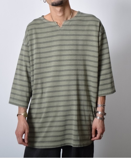 DOUBLE STEAL(ダブルスティール)の「DSピグメントオーバーダイボーダーキーネックTシャツ(Tシャツ/カットソー・メンズ・ブラック/オリーブ/ベージュ・LARGE/MEDIUM/SMALL)」の20枚目の写真