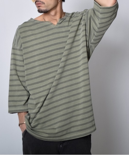 DOUBLE STEAL(ダブルスティール)の「DSピグメントオーバーダイボーダーキーネックTシャツ(Tシャツ/カットソー・メンズ・ブラック/オリーブ/ベージュ・LARGE/MEDIUM/SMALL)」の21枚目の写真