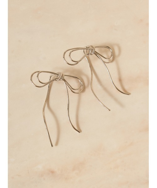 SNIDEL（スナイデル）の「リボンピアス（ピアス（両耳用）・レディース・シルバー/ゴールド・F）」の2枚目の写真