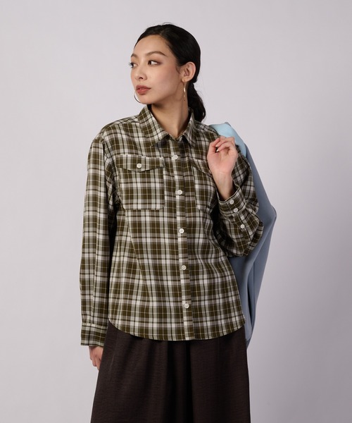 Eddie Bauer（エディーバウアー）の「クラシック チェック 長袖シャツ（シャツ/ブラウス・レディース・ベージュ系/ダークグリーン系/ブルー系・S/M/L/XL）」の2枚目の写真