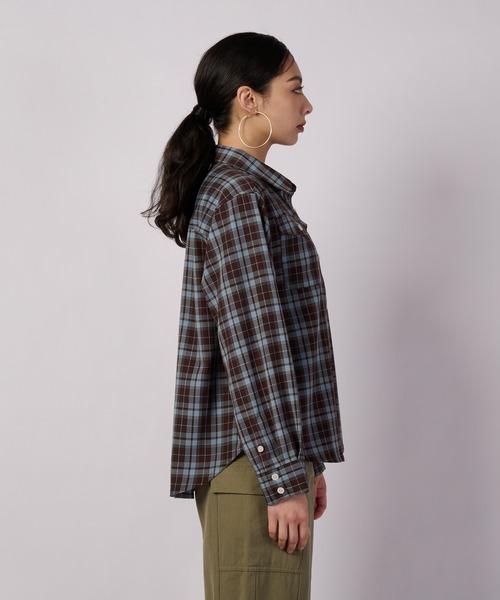 Eddie Bauer（エディーバウアー）の「クラシック チェック 長袖シャツ（シャツ/ブラウス・レディース・ベージュ系/ダークグリーン系/ブルー系・S/M/L/XL）」の6枚目の写真