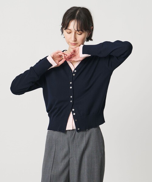 UNITED ARROWS(ユナイテッドアローズ)の「Vネック カーディガン(カーディガン/ボレロ・レディース・ネイビー/ライトピンク・FREE)」の4枚目の写真