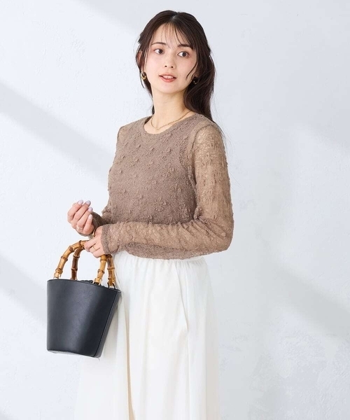 a.v.v(アーヴェヴェ)の「ストレッチレーストップス(Tシャツ/カットソー・レディース・アイボリー/モカ・38/40)」の1枚目の写真