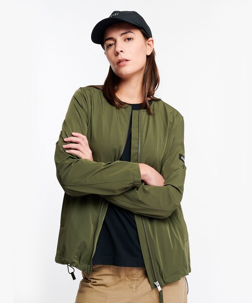 AIGLE（エーグル）の「軽量 UVカット 撥水 ストレッチノーカラージャケット RP（ノーカラージャケット・レディース・モスグリーン/ベージュ/ブラック・36/34/44/40/42/38）」の8枚目の写真