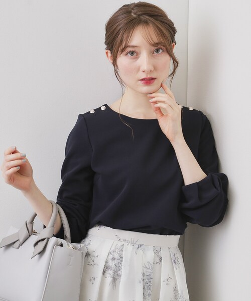 index（インデックス）の「肩ボタンボートネックトップス【洗濯機OK】（Tシャツ/カットソー・レディース・ネイビー/オフホワイト/ライトイエロー系・42/40/38/36）」の2枚目の写真