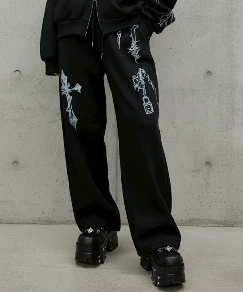 ARULE(アルール)の「A'GEM/9 × .kom 『ARULE/アルール』Chain Cross Graphic Sweatpants /チェーンクロスグラフィックスエットパンツ(スウェットパンツ・レディース・グレー/ブラック・FREE)」の2枚目の写真